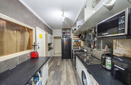 Clayfield Apartment | Funky 2-bedroom apartment in Albion with AC, WiFi, Gym