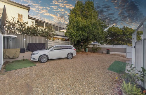 Clayfield Apartment | Funky 2-bedroom apartment in Albion with AC, WiFi, Gym
