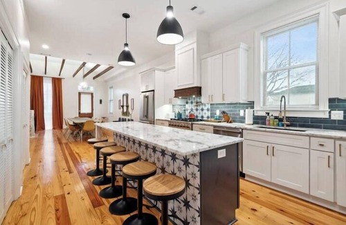 East Riverside House | Funky Colorful House w Heated Pool 4br|3ba