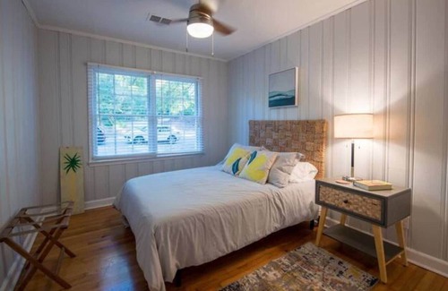 Summerville House | Funky Flat on The Hill - Pet Friendly!