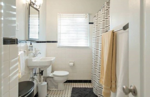 Summerville House | Funky Flat on The Hill - Pet Friendly!