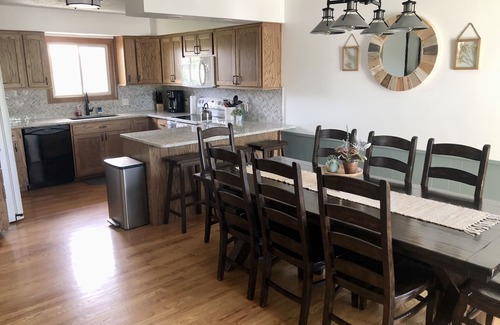 Ashland House | Furnished Acreage by Mahoney - Sleeps 17! Fire Pit - Shuffleboard - Clean!