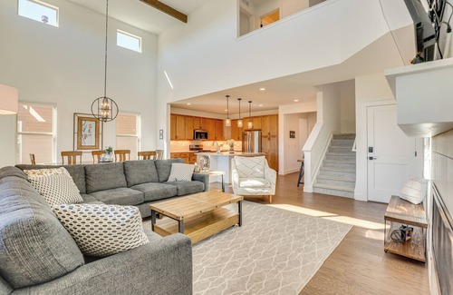 Grand Elk Ranch House | Furnished Deck & Hot Tub: Chic Granby Home!