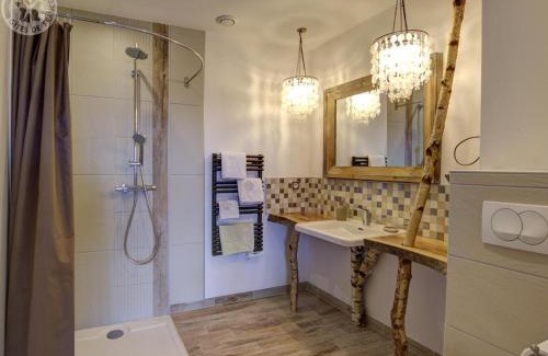 Champoly House | Gîte Écolo Chic avec Terrasse Privée à Champoly - FR-1-496-258