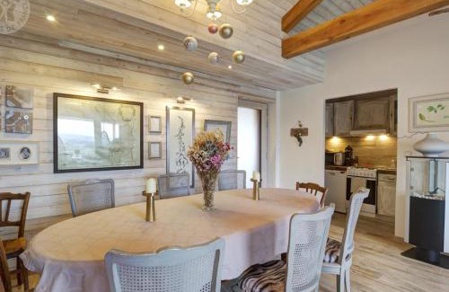 Champoly House | Gîte Écolo Chic avec Terrasse Privée à Champoly - FR-1-496-258