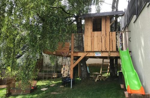 Barberaz House | Gîte avec piscine chauffée & aires de jeux pour enfants