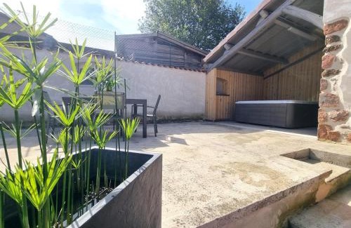 Notre-Dame-de-Boisset House | Gîte chaleureux avec spa et terrasse dans le Val du Rhins - FR-1-496-320