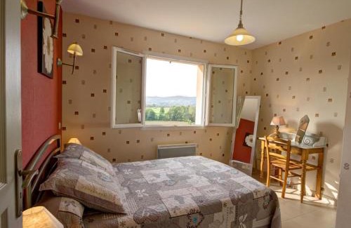 Saint-Forgeux-Lespinasse House | Gîte charmant avec animaux admis, terrasse et poêle à bois à Saint-Forgeux-Lespinasse - FR-1-496-37