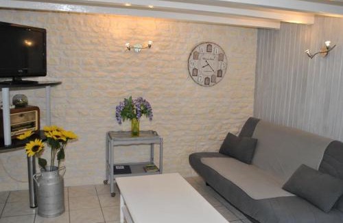 La Tour-Saint-Gelin House | Gîte charmant avec cour close et équipement bébé à La Tour-Saint-Gelin - FR-1-381-24