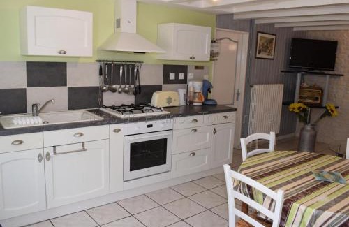 La Tour-Saint-Gelin House | Gîte charmant avec cour close et équipement bébé à La Tour-Saint-Gelin - FR-1-381-24