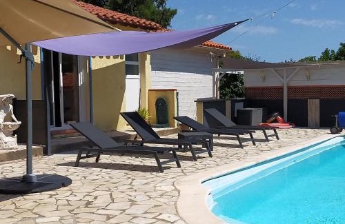 Castelnou House | Gîte climatisé L'OISELLERIE