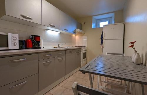 Salles-Lavalette House | Gîte communal charme ancien, animaux bienvenus - FR-1-653-177