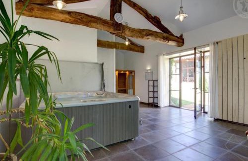 Saint-Just-la-Pendue House | Gîte confortable en campagne avec jardin et espaces extérieurs - FR-1-496-52