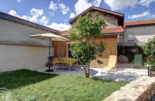 Balbigny House | Gîte confortable avec jardin et terrasse à Balbigny - FR-1-496-282