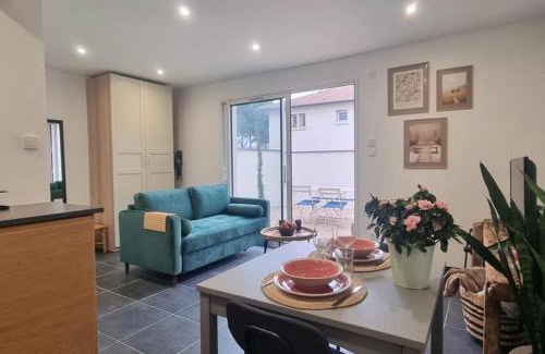 Montrond-les-Bains House | Gîte cosy à Montrond-les-Bains, cuisine moderne, jardin - FR-1-496-342