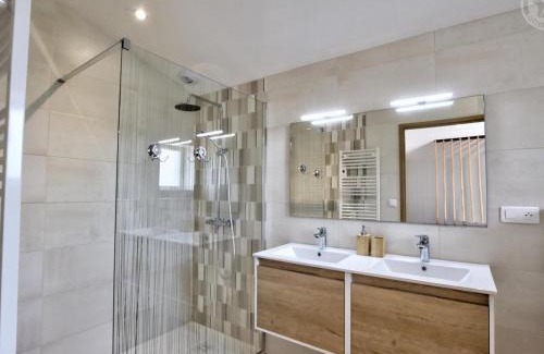 Pouilly-les-Feurs House | Gîte cosy avec spa et balcon dans la nature - FR-1-496-303