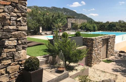 Cazevieille House | Gîte d'exception 4 étoiles "Le Lodge du Pic St Loup"