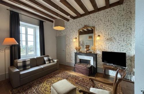 Deux-Chaises House | Gîte de Caractère 17ème s. avec Cour et Climatisation - FR-1-489-126