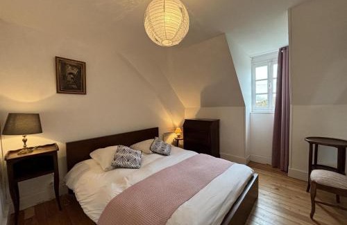 Deux-Chaises House | Gîte de Caractère 17ème s. avec Cour et Climatisation - FR-1-489-126