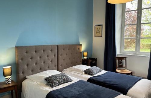 Deux-Chaises House | Gîte de Caractère 17ème s. avec Cour et Climatisation - FR-1-489-126