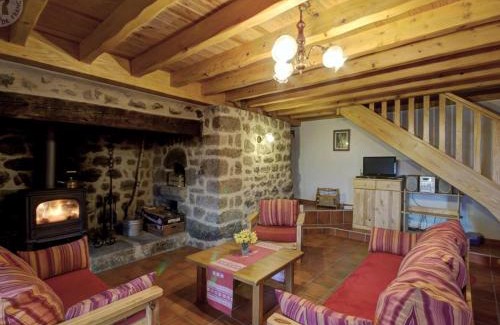 Saint-Jean-Soleymieux House | Gîte de Charme avec Cheminée, Animaux Acceptés, Proche Nature - FR-1-496-205