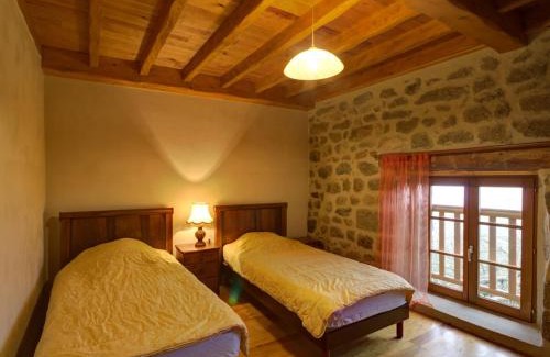 Saint-Jean-Soleymieux House | Gîte de Charme avec Cheminée, Animaux Acceptés, Proche Nature - FR-1-496-205