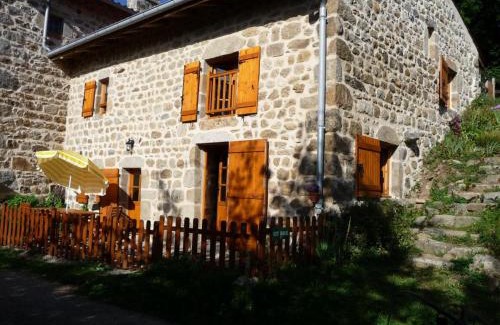 Saint-Jean-Soleymieux House | Gîte de Charme avec Cheminée, Animaux Acceptés, Proche Nature - FR-1-496-205