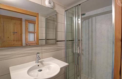 La Valla-sur-Rochefort House | Gîte de charme avec cheminée, jardin et espaces détente - idéal famille et amis, draps fournis - FR-1-496-44