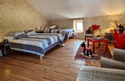 Charroux House | Gîte en pierre à Charroux avec piscine, idéal pour familles et amis - FR-1-489-567