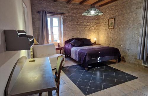 Charroux House | Gîte en pierre à Charroux avec piscine, idéal pour familles et amis - FR-1-489-567