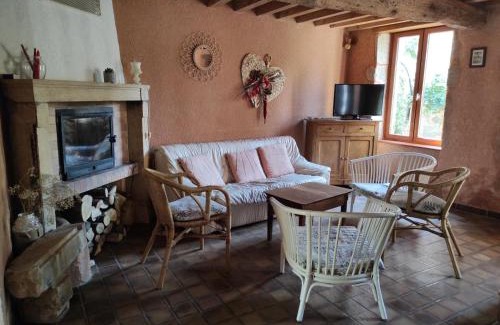 Renaison House | Gîte familial avec piscine partagée et cheminée à Renaison - FR-1-496-257