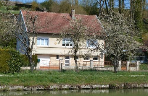 Vilosnes-Haraumont House | Gîte loft au bord de la Meuse avec jardin, terrasses et activités variées à Vilosnes-Haraumont - FR-1-585-81