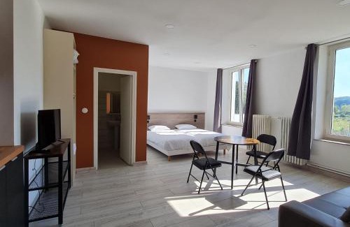 Lacroix-sur-Meuse Apartment | Gîte lumineux 2-4 pers. avec terrasse et restaurant sur place - FR-1-585-92