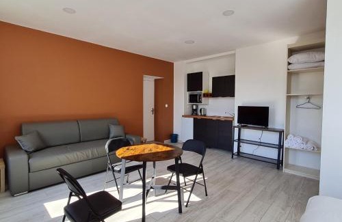 Lacroix-sur-Meuse Apartment | Gîte lumineux 2-4 pers. avec terrasse et restaurant sur place - FR-1-585-92