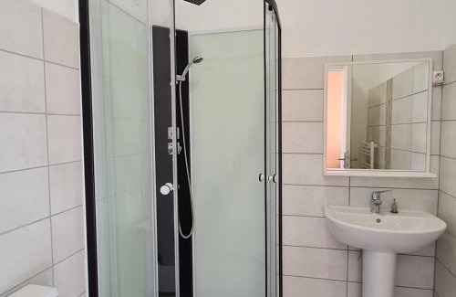 Lacroix-sur-Meuse Apartment | Gîte lumineux 2-4 pers. avec terrasse et restaurant sur place - FR-1-585-92