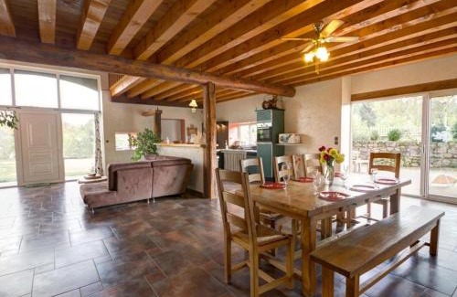 Saint-Priest-la-Prugne House | Gîte paisible avec piscine intérieure et animaux acceptés - FR-1-496-132