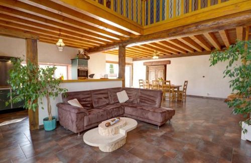 Saint-Priest-la-Prugne House | Gîte paisible avec piscine intérieure et animaux acceptés - FR-1-496-132