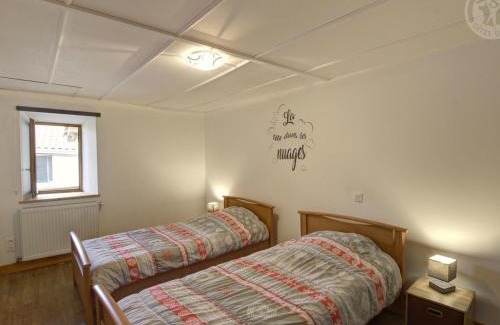 Cremeaux House | Gîte rural avec poêle à bois et visite de ferme à Crémaux - FR-1-496-220