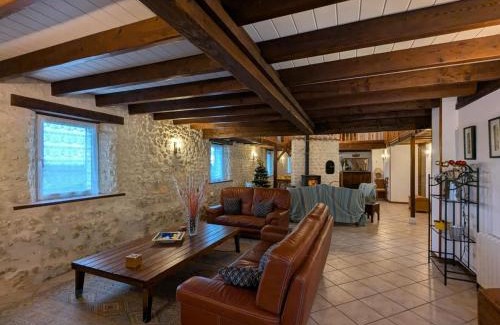 Angeduc House | Gîte rustique en Charente avec piscine et WiFi - FR-1-653-272