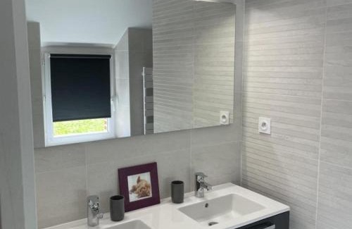 Thiel-sur-Acolin House | Gîte spacieux à Thiel-sur-Acolin avec climatisation - FR-1-489-338