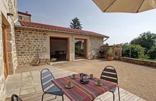 Verrieres-en-Forez House | Gîte spacieux avec terrasse en forêt, 12 lits, proche randonnées - FR-1-496-314