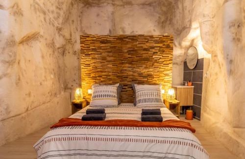 Les Ulmes House | Gîte troglodyte unique avec jacuzzi, billard et jardin, près de Doué La Fontaine et Saumur - FR-1-622-69