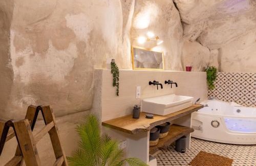 Les Ulmes House | Gîte troglodyte unique avec jacuzzi, billard et jardin, près de Doué La Fontaine et Saumur - FR-1-622-69