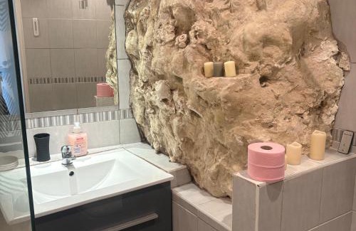 Flee House | Gîte troglodytique typique et cosy pour escapade paisible - FR-1-410-484