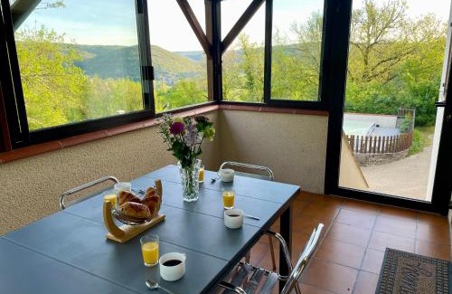 Calvignac House | Gîte vue imprenable Vallée du Lot, piscine privée