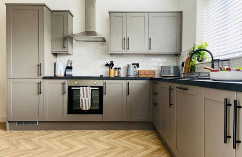 Hipperholme House | G/Floor Bed with ensuite | Pets | Garden | 2 cars