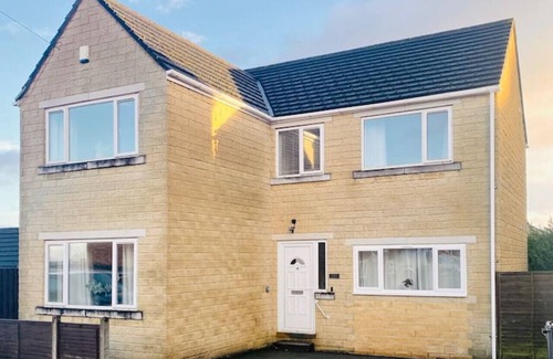 Hipperholme House | G/Floor Bed with ensuite | Pets | Garden | 2 cars