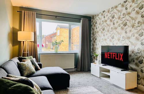 Hipperholme House | G/Floor Bed with ensuite | Pets | Garden | 2 cars