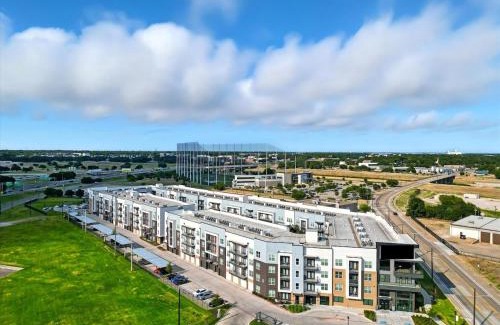 Fort Worth Apartment | G36, 2BR Luxury Stay by Top Golf, Resort Pool & Gym, Near Stockyards