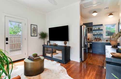 Downtown Cottage | Gabriel Cottage - New, Luxury, Design, Solitude.